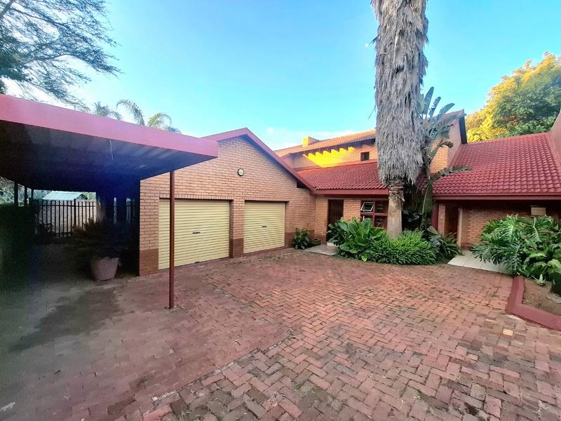 5 Bedroom Property for Sale in Faerie Glen Gauteng