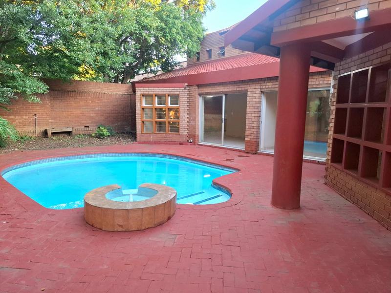5 Bedroom Property for Sale in Faerie Glen Gauteng