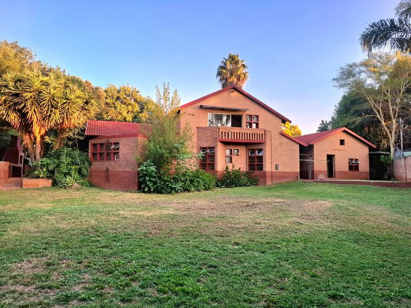 5 Bedroom Property for Sale in Faerie Glen Gauteng