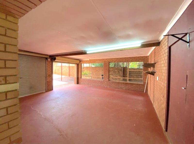 5 Bedroom Property for Sale in Faerie Glen Gauteng