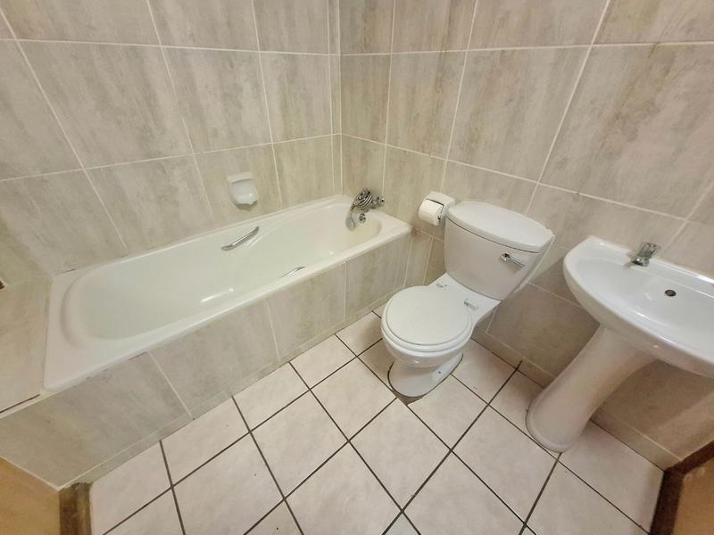 5 Bedroom Property for Sale in Faerie Glen Gauteng