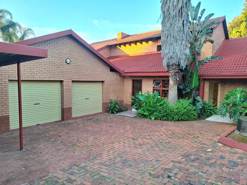 5 Bedroom Property for Sale in Faerie Glen Gauteng