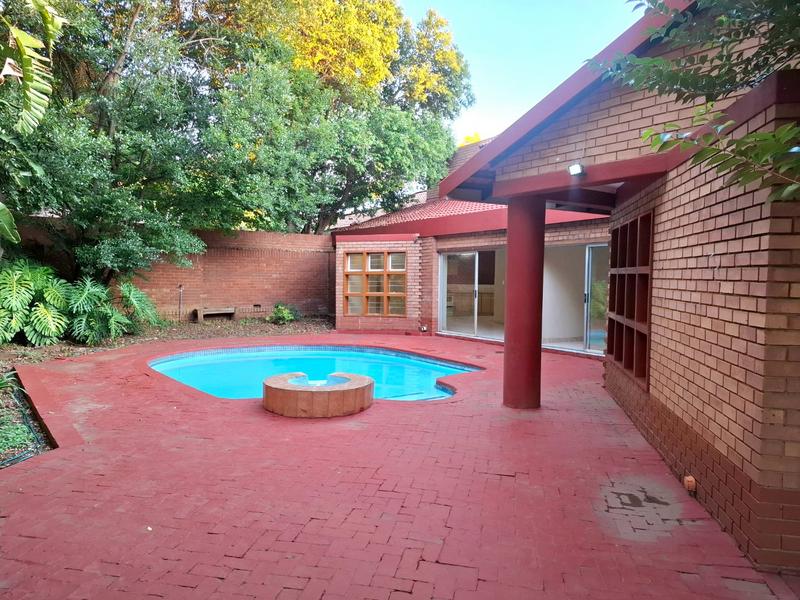 5 Bedroom Property for Sale in Faerie Glen Gauteng