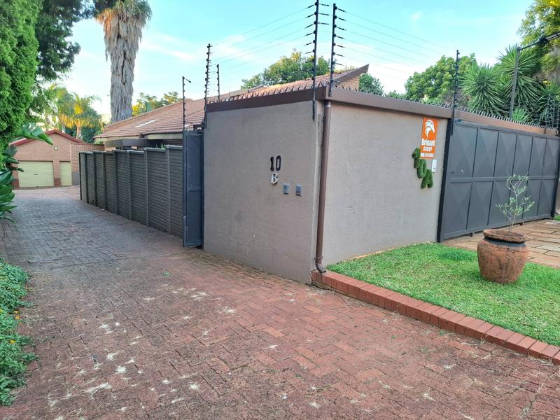 5 Bedroom Property for Sale in Faerie Glen Gauteng