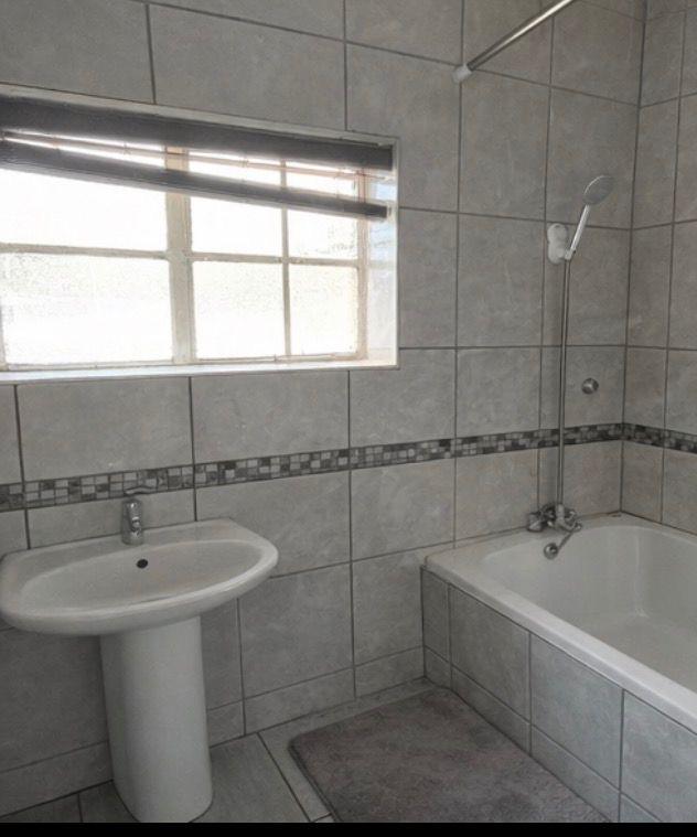 To Let 3 Bedroom Property for Rent in Robertsham Gauteng