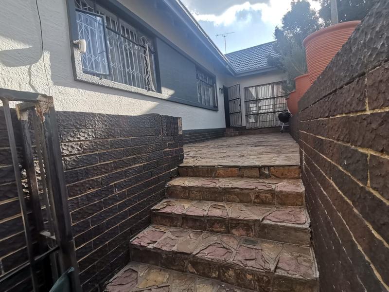 3 Bedroom Property for Sale in Linmeyer Gauteng