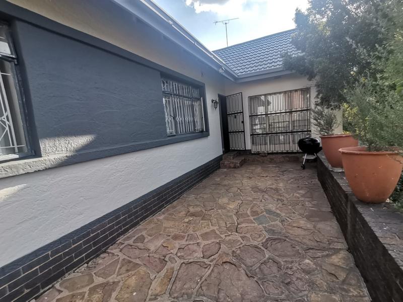3 Bedroom Property for Sale in Linmeyer Gauteng