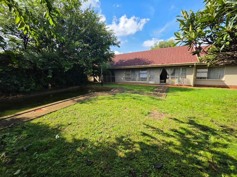 6 Bedroom Property for Sale in Brackenhurst Gauteng