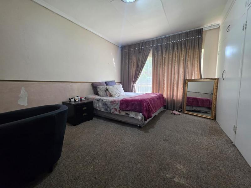6 Bedroom Property for Sale in Brackenhurst Gauteng