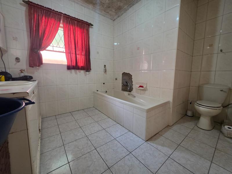 6 Bedroom Property for Sale in Brackenhurst Gauteng