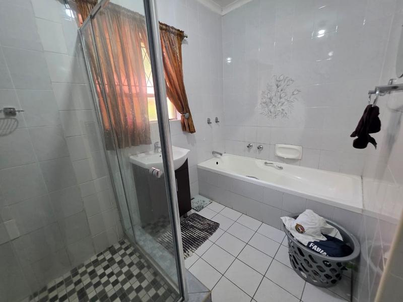 6 Bedroom Property for Sale in Brackenhurst Gauteng