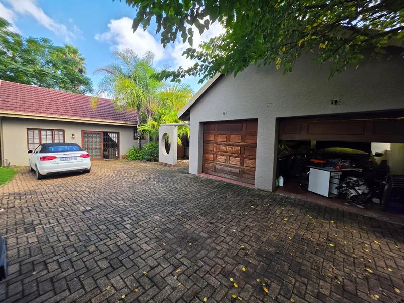 6 Bedroom Property for Sale in Brackenhurst Gauteng