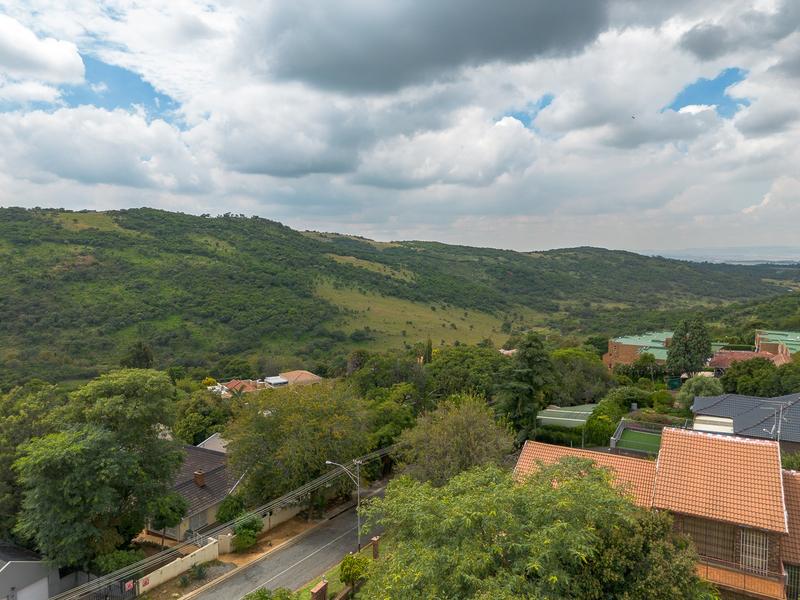 4 Bedroom Property for Sale in Mondeor Gauteng