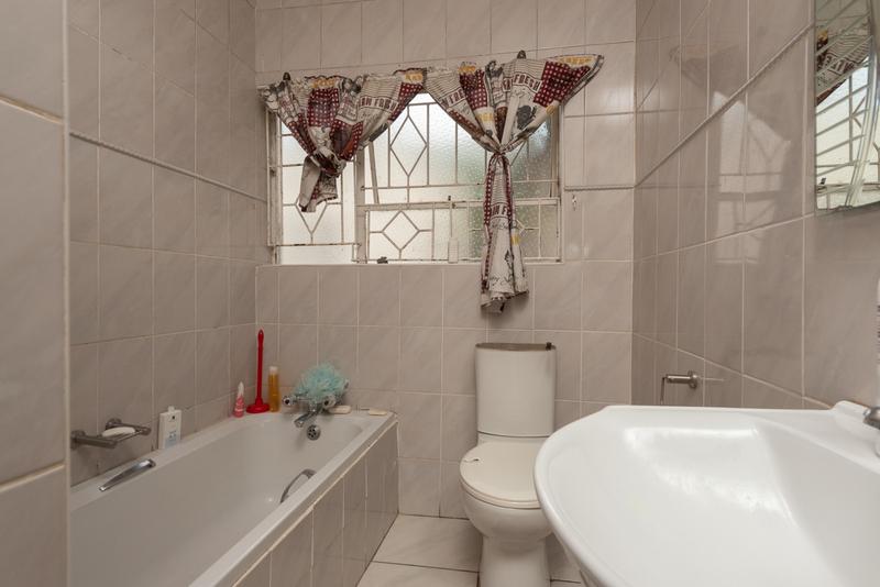 4 Bedroom Property for Sale in Mondeor Gauteng