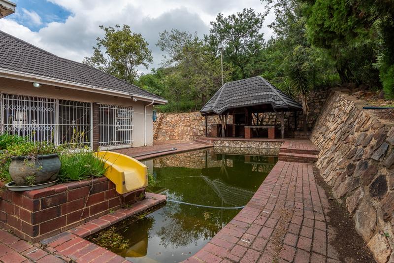 4 Bedroom Property for Sale in Mondeor Gauteng