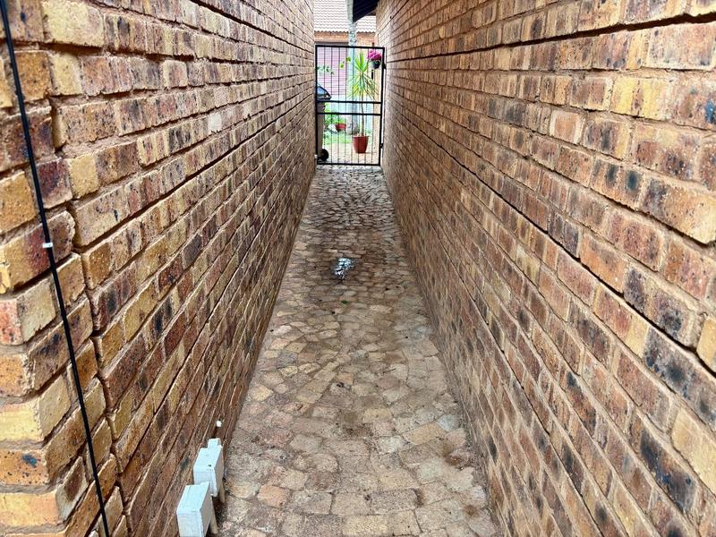 2 Bedroom Property for Sale in Annlin Gauteng