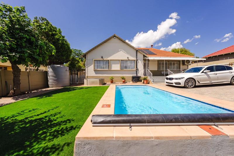 3 Bedroom Property for Sale in Linmeyer Gauteng
