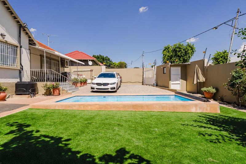 3 Bedroom Property for Sale in Linmeyer Gauteng