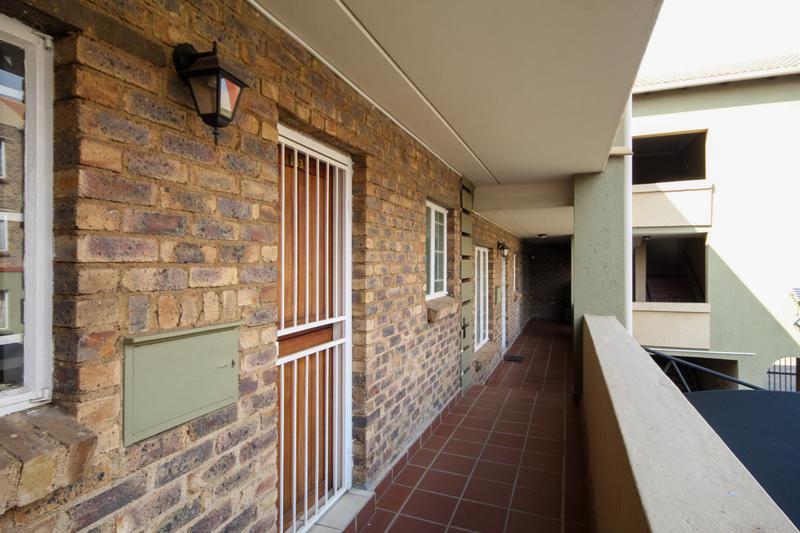1 Bedroom Property for Sale in Rooihuiskraal North Gauteng