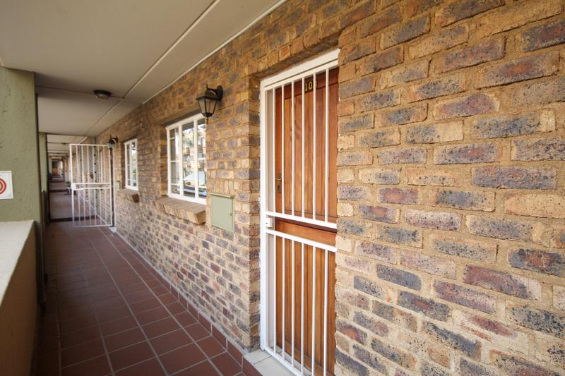 1 Bedroom Property for Sale in Rooihuiskraal North Gauteng
