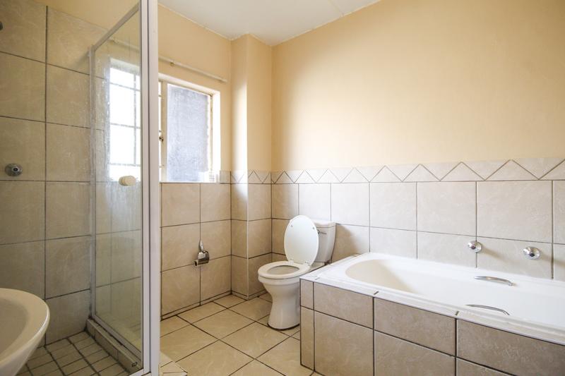 1 Bedroom Property for Sale in Rooihuiskraal North Gauteng