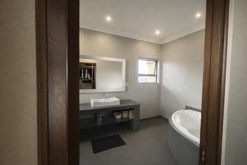 5 Bedroom Property for Sale in Blue Valley Golf Estate Gauteng