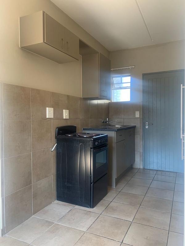 To Let 2 Bedroom Property for Rent in Fleurhof Gauteng