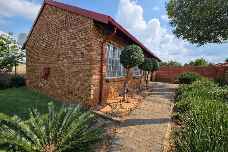 2 Bedroom Property for Sale in Elardus Park Gauteng