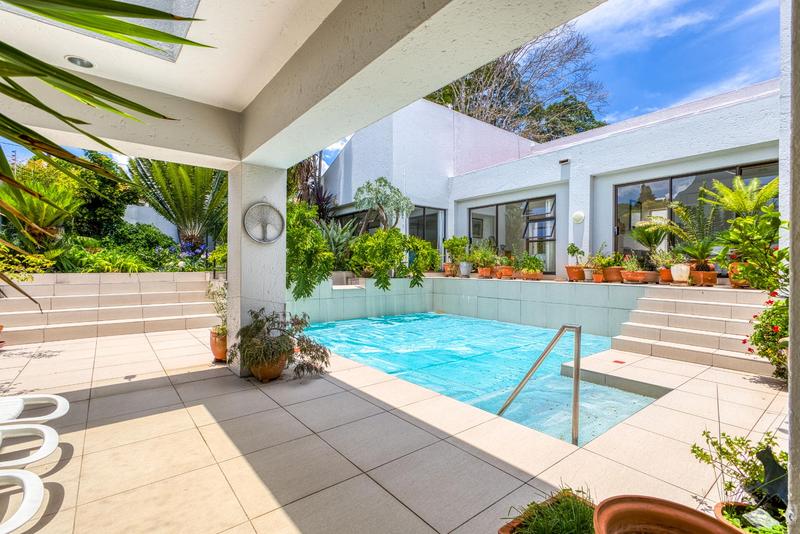 5 Bedroom Property for Sale in Benmore Gardens Gauteng