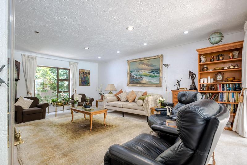 5 Bedroom Property for Sale in Benmore Gardens Gauteng