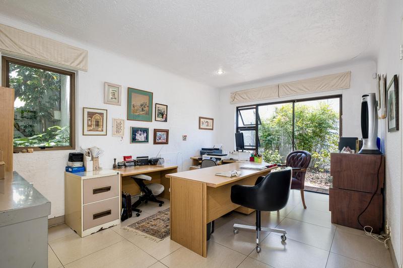 5 Bedroom Property for Sale in Benmore Gardens Gauteng