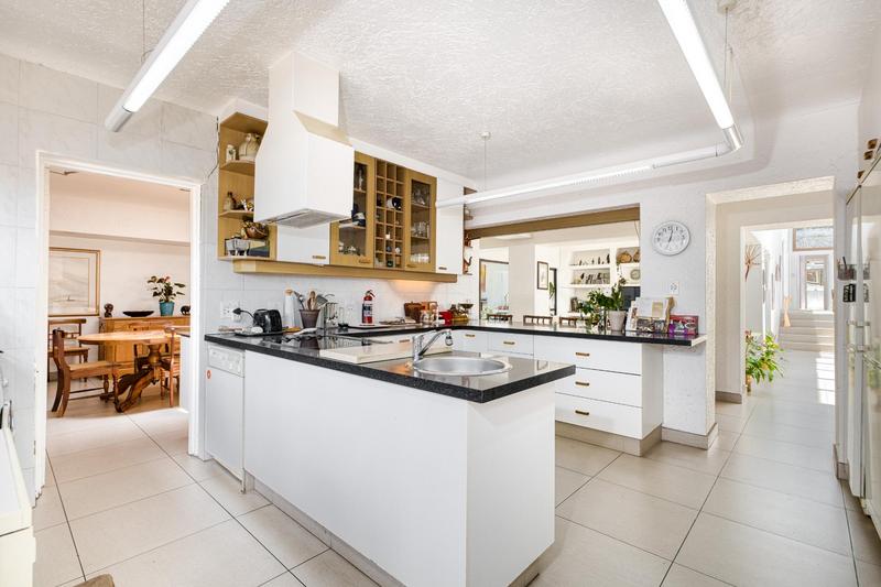 5 Bedroom Property for Sale in Benmore Gardens Gauteng