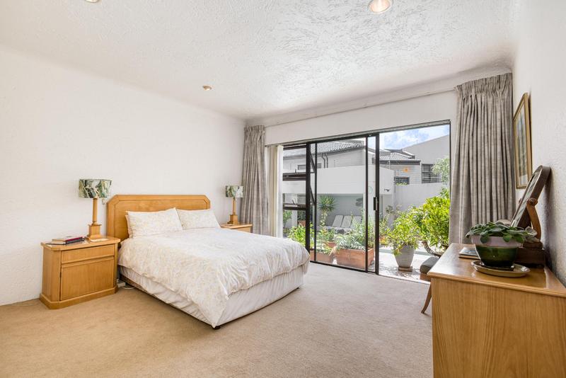 5 Bedroom Property for Sale in Benmore Gardens Gauteng