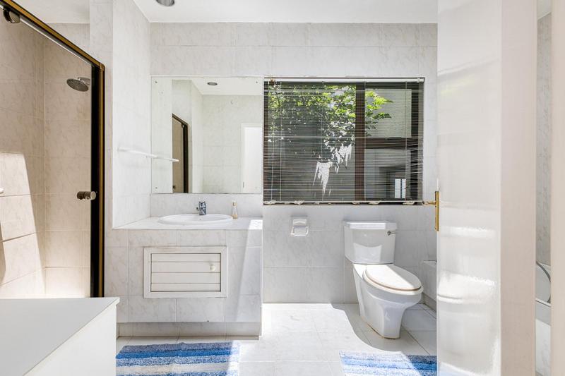 5 Bedroom Property for Sale in Benmore Gardens Gauteng