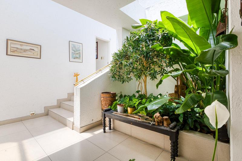 5 Bedroom Property for Sale in Benmore Gardens Gauteng