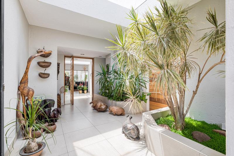 5 Bedroom Property for Sale in Benmore Gardens Gauteng