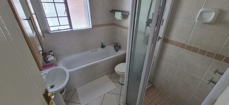 2 Bedroom Property for Sale in Monavoni Gauteng