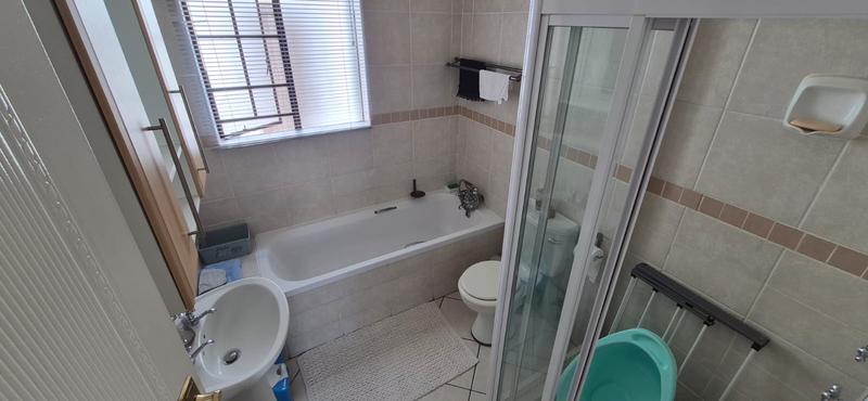 2 Bedroom Property for Sale in Monavoni Gauteng