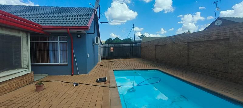 4 Bedroom Property for Sale in Kirkney Gauteng