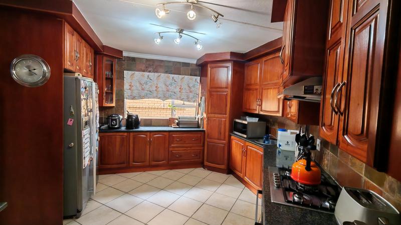 4 Bedroom Property for Sale in Eldoraigne Gauteng