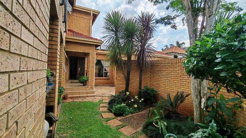 4 Bedroom Property for Sale in Eldoraigne Gauteng