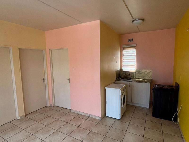 To Let 2 Bedroom Property for Rent in Fleurhof Gauteng