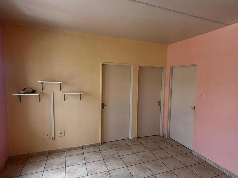 To Let 2 Bedroom Property for Rent in Fleurhof Gauteng