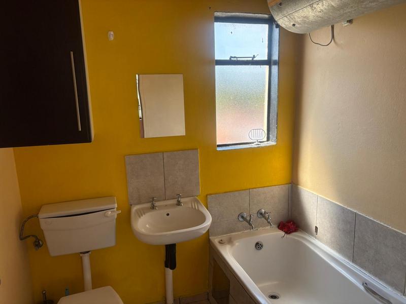 To Let 2 Bedroom Property for Rent in Fleurhof Gauteng