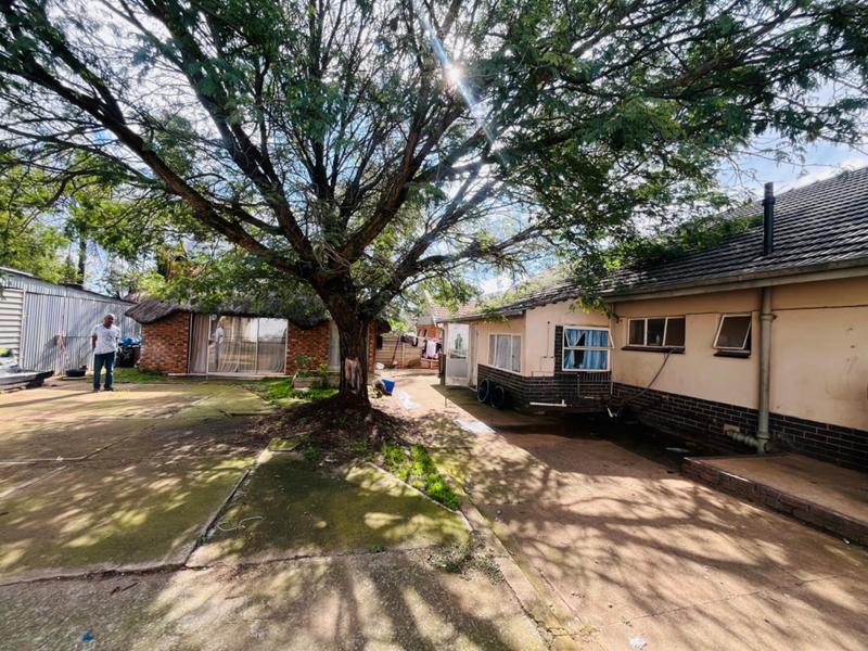 6 Bedroom Property for Sale in Rhodesfield Gauteng