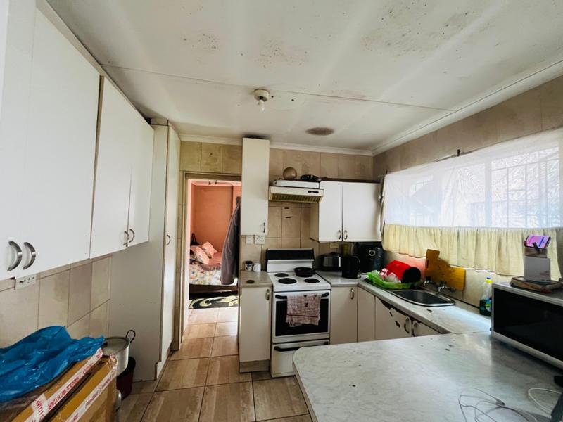 6 Bedroom Property for Sale in Rhodesfield Gauteng