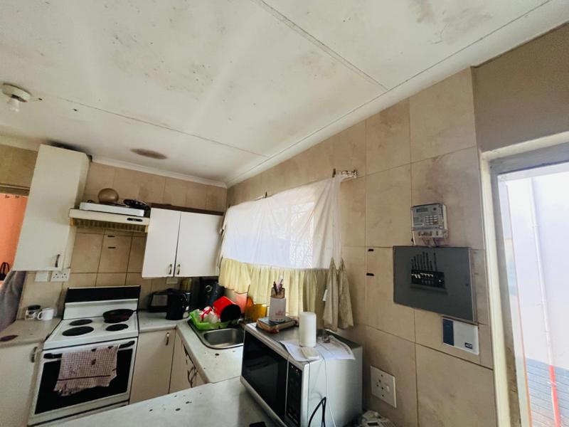 6 Bedroom Property for Sale in Rhodesfield Gauteng