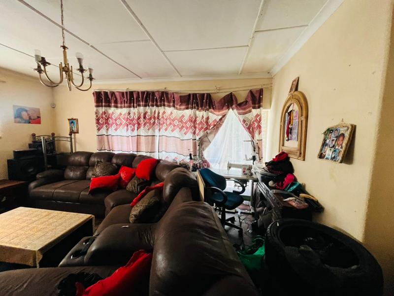 6 Bedroom Property for Sale in Rhodesfield Gauteng