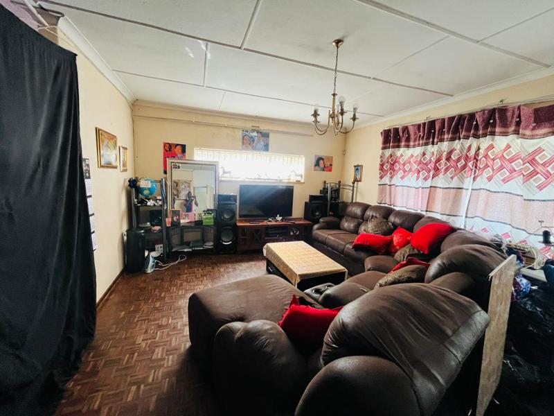 6 Bedroom Property for Sale in Rhodesfield Gauteng