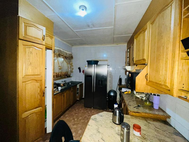 6 Bedroom Property for Sale in Rhodesfield Gauteng